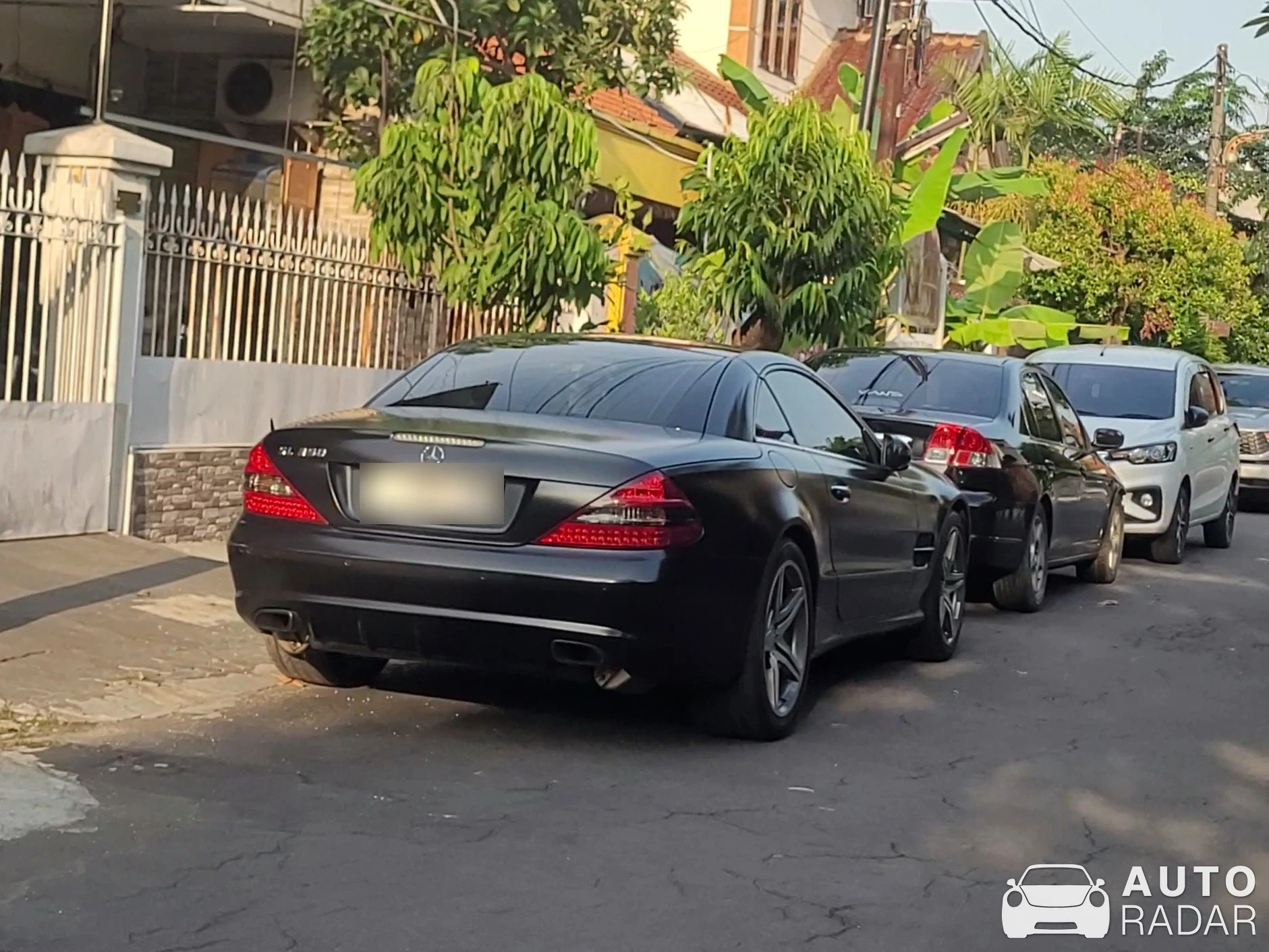 Mercedes-Benz SL 350 R230 spotted in Surabaya
