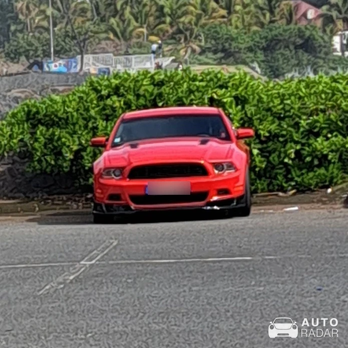 Ford Mustang GT 2013 spotted in Saint-Pierre
