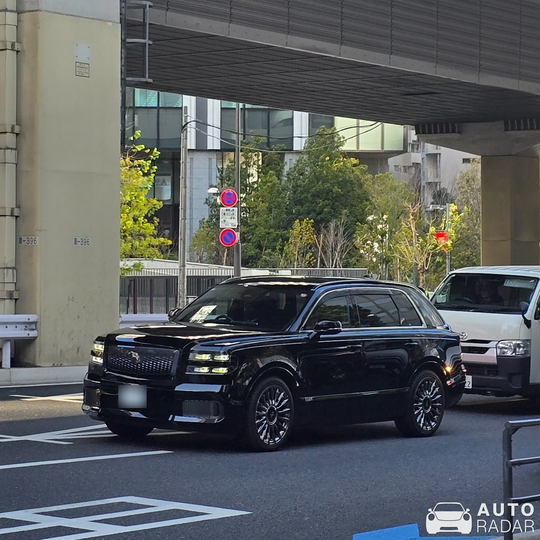Toyota Century SUV spotted in 港区