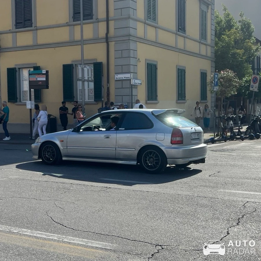 Honda Civic Type-R 2003 spotted in Pisa