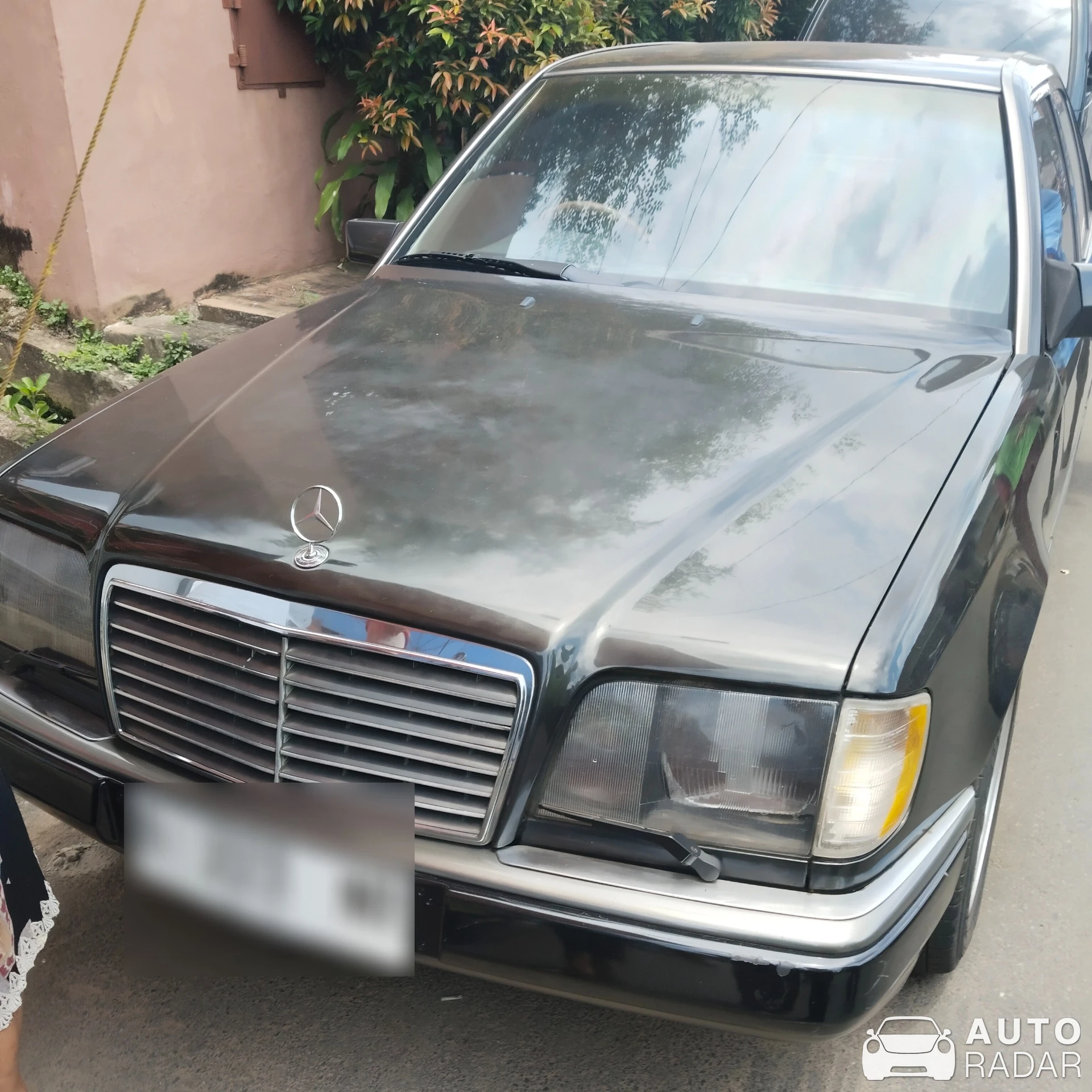 Mercedes-Benz E-Klasse W124 spotted in Palembang