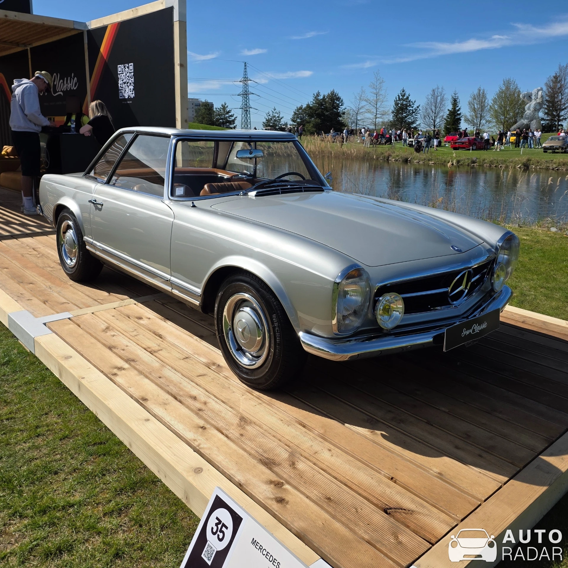 Mercedes-Benz 250SL spotted in Praha
