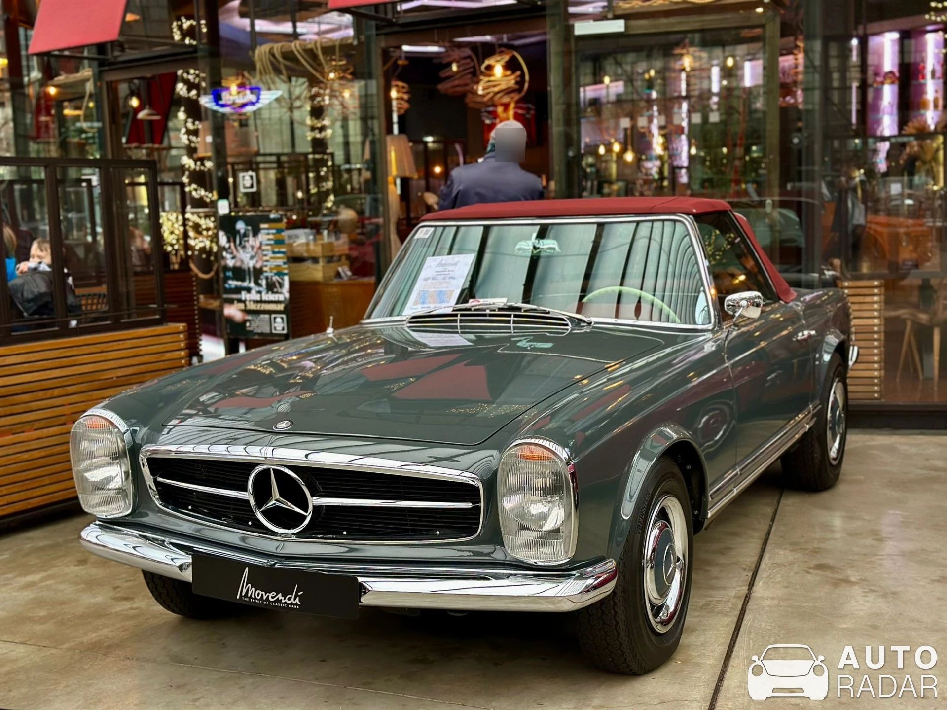 Mercedes-Benz 280 SL spotted in Düsseldorf, Germany