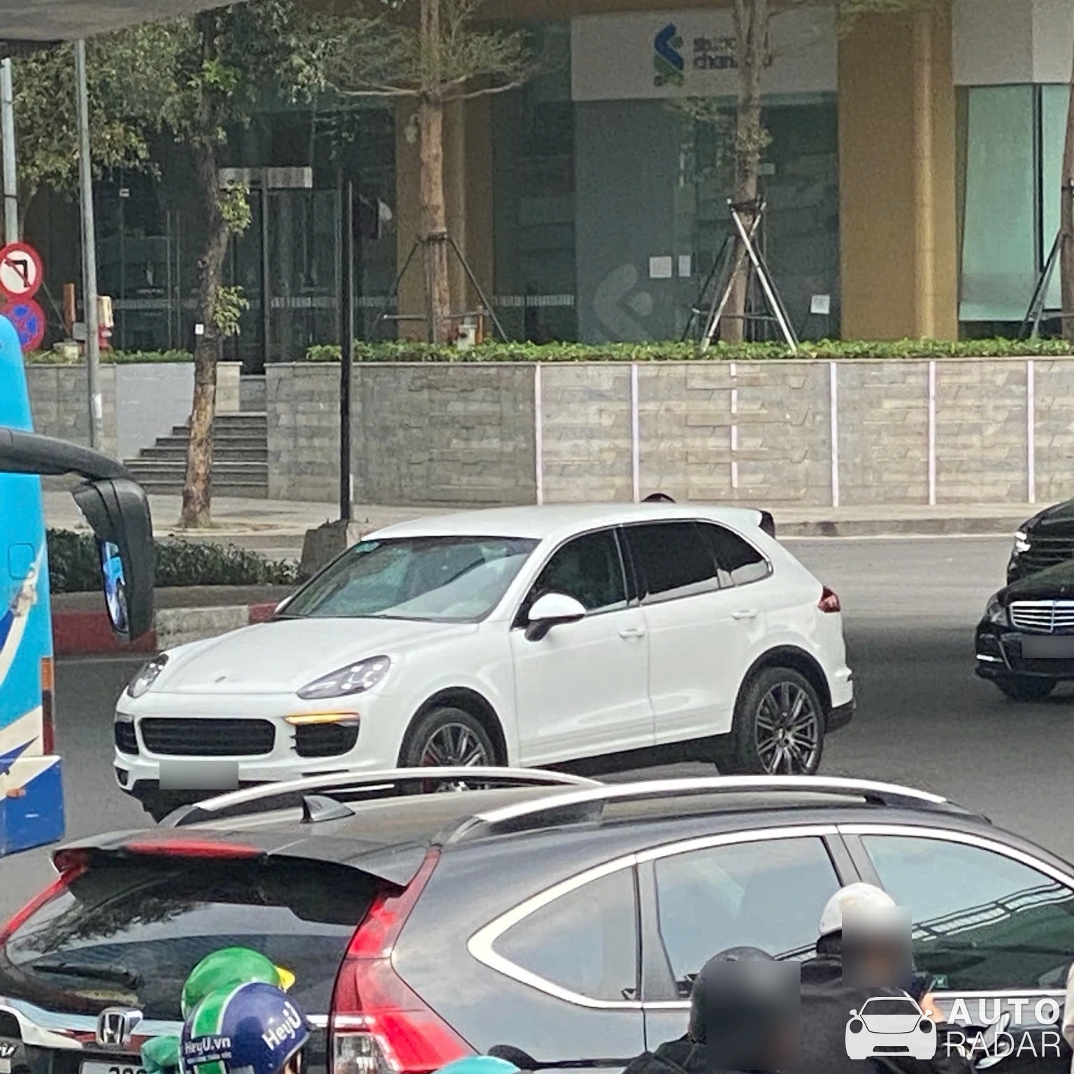Porsche Cayenne Turbo spotted in Ba Đình, Việt Nam