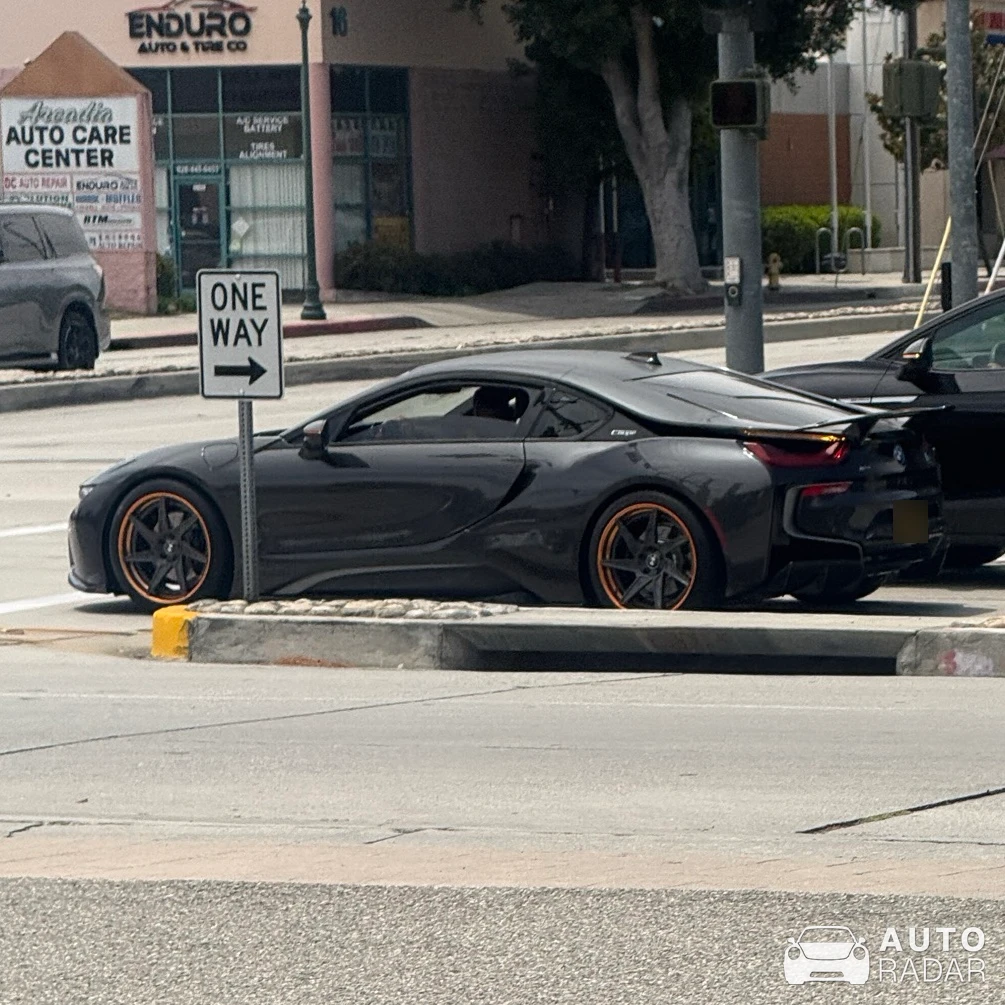BMW i8 spotted in Walnut