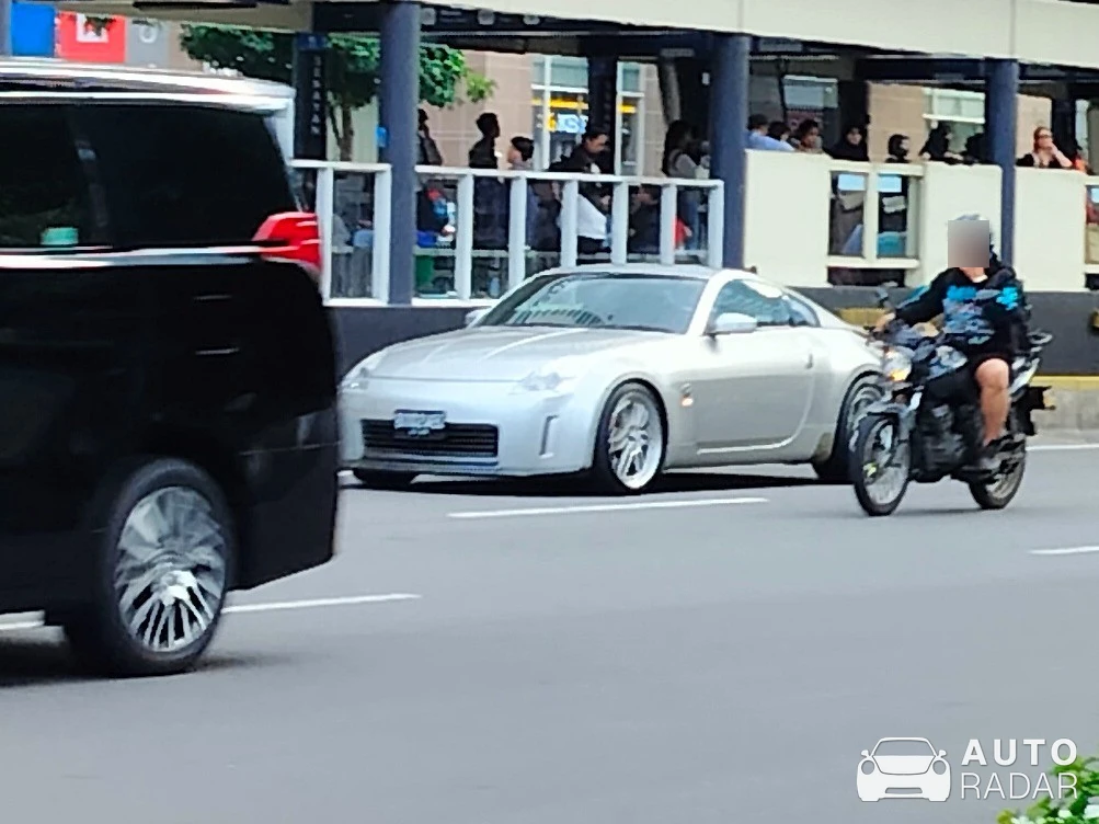 Nissan 350Z spotted in Kota Jakarta Selatan, Indonesia