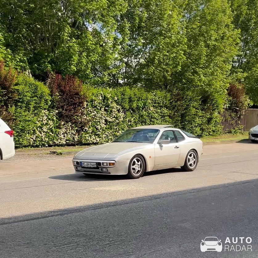 Porsche 944 spotted in Mirande