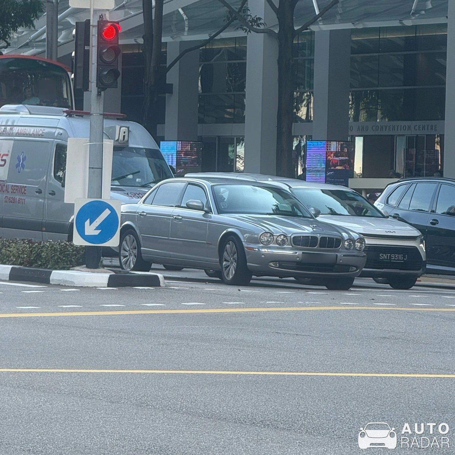 Jaguar XJ8 spotted in Singapore