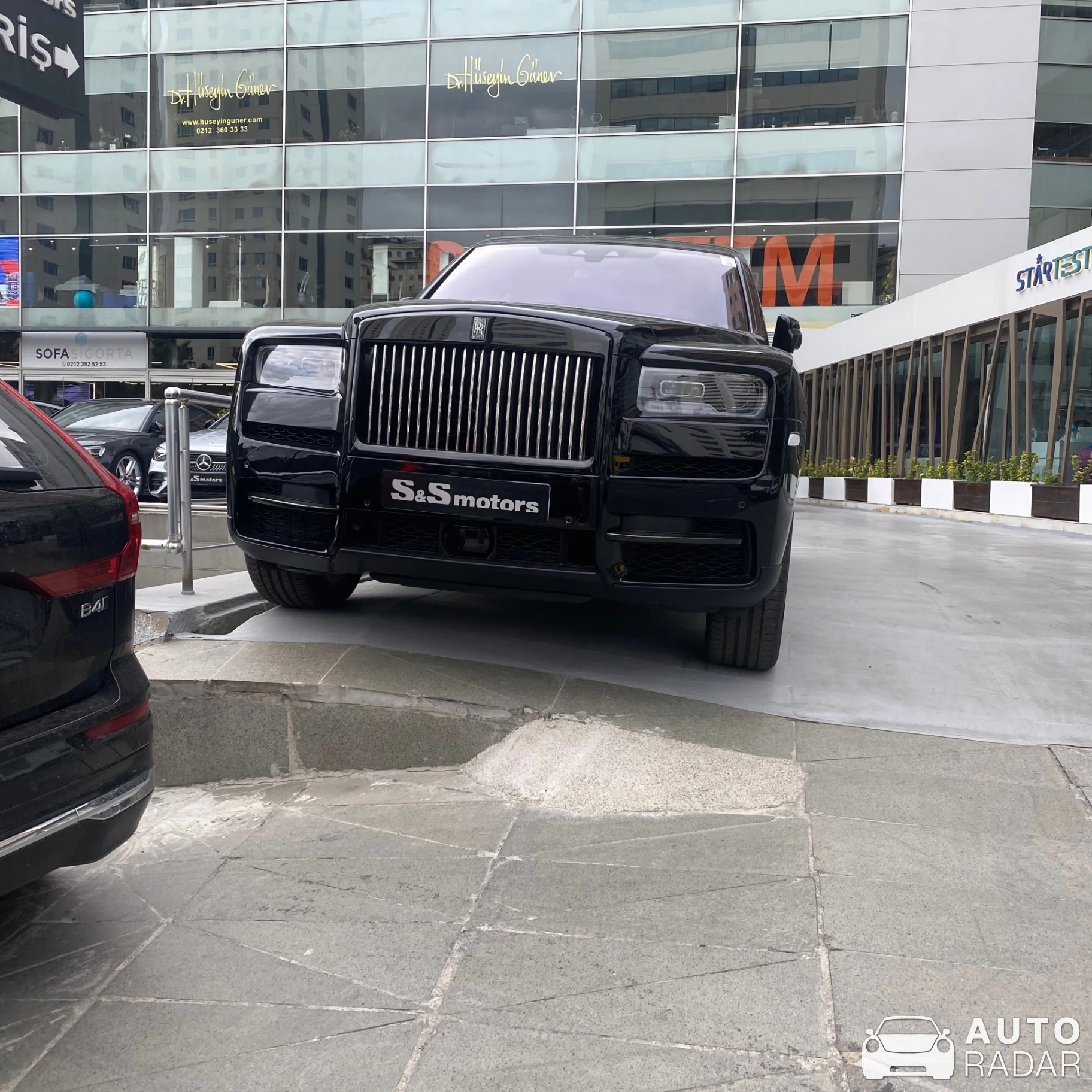Rolls-Royce Cullinan spotted in Şişli, Türkiye
