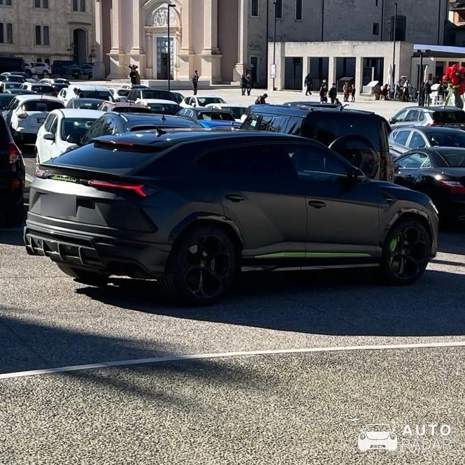Lamborghini Urus Nero Design spotted in Peschiera del Garda