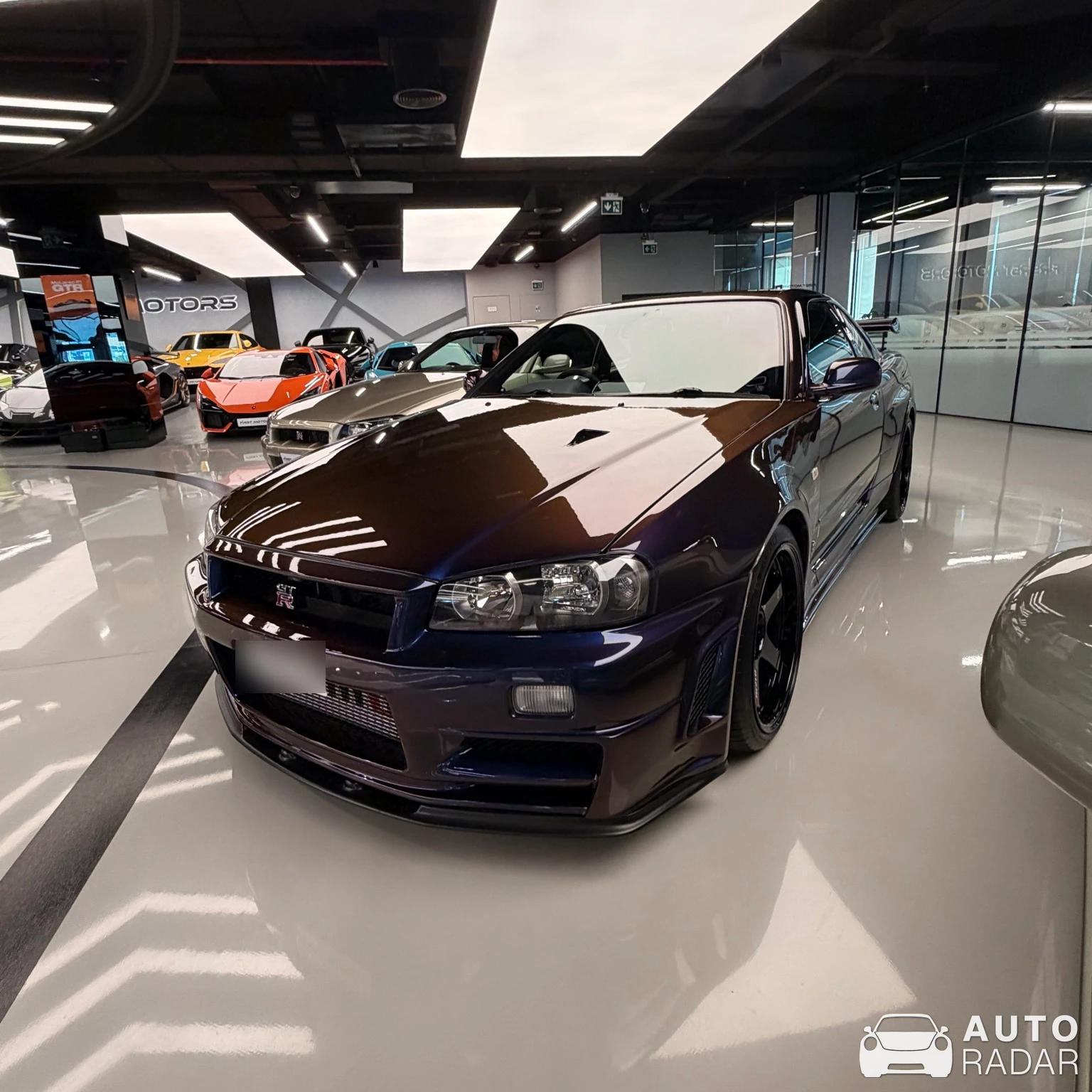 Nissan Skyline R34 GT-R V-Spec II spotted in دبي, Emirados Árabes Unidos