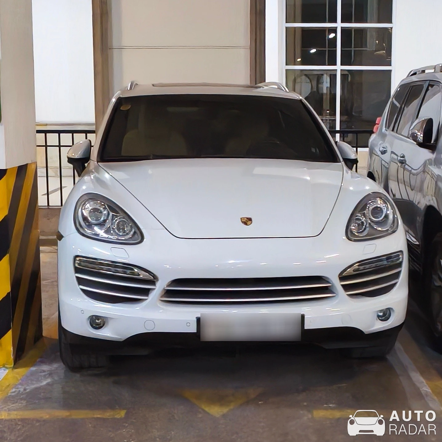Porsche Cayenne spotted in Nam Từ Liêm, Vietnam