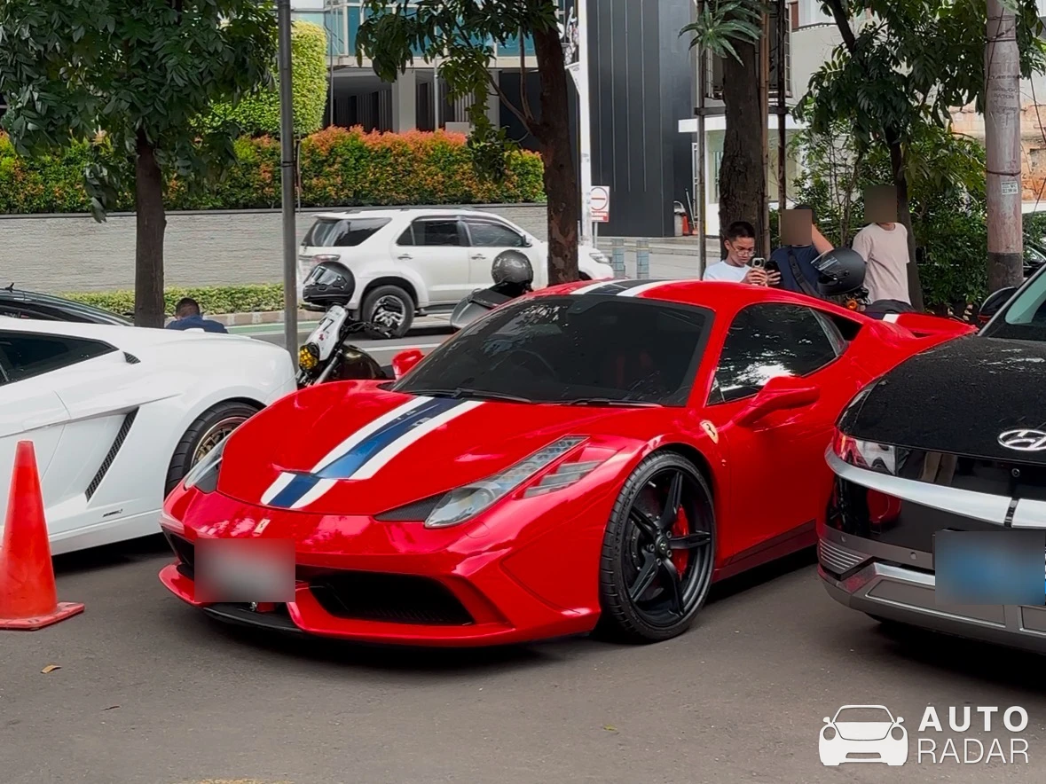 Ferrari 458 Speciale spotted in Kota Jakarta Selatan, Indonesia