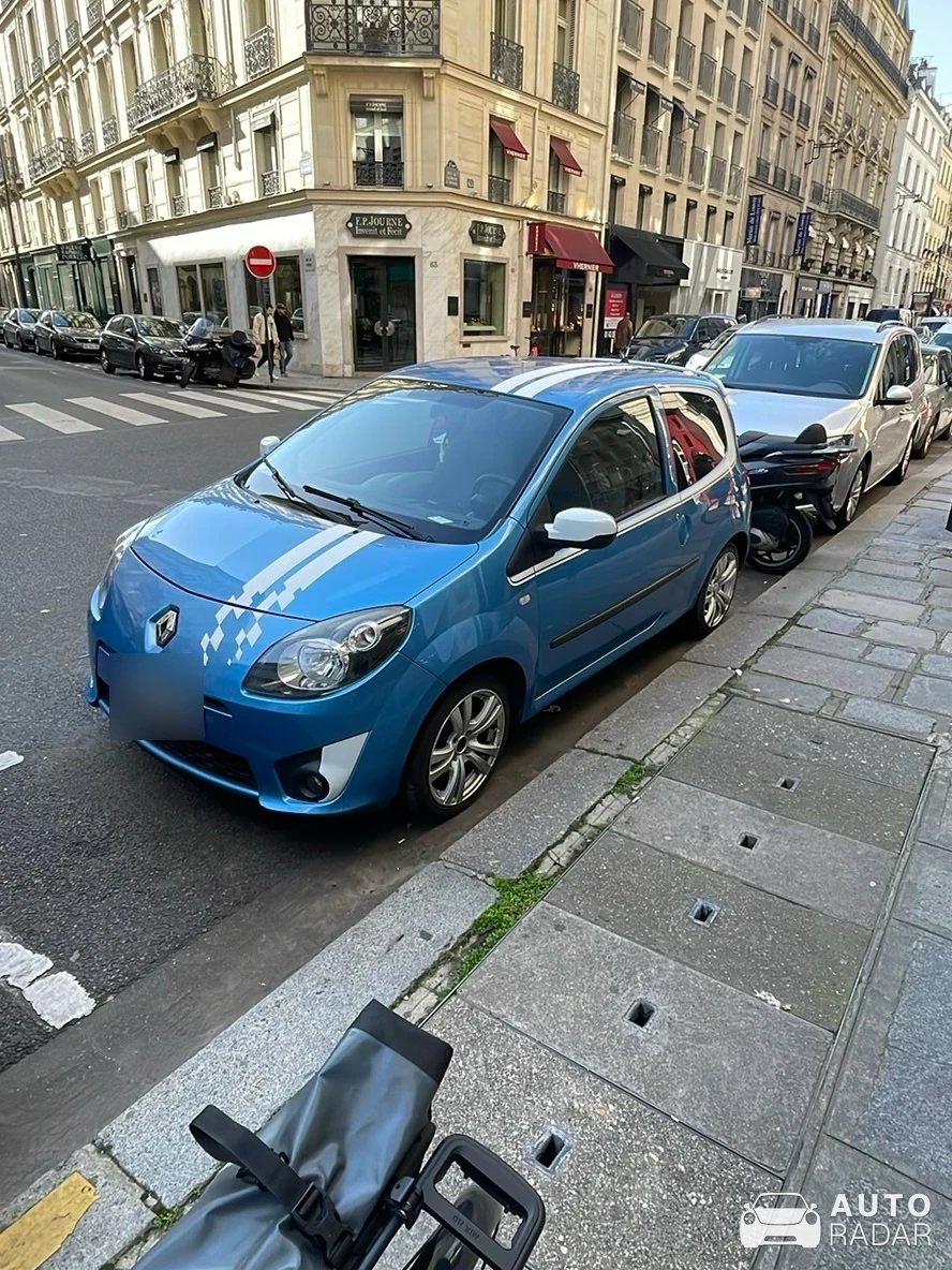 Renault Twingo RS spotted in Paris