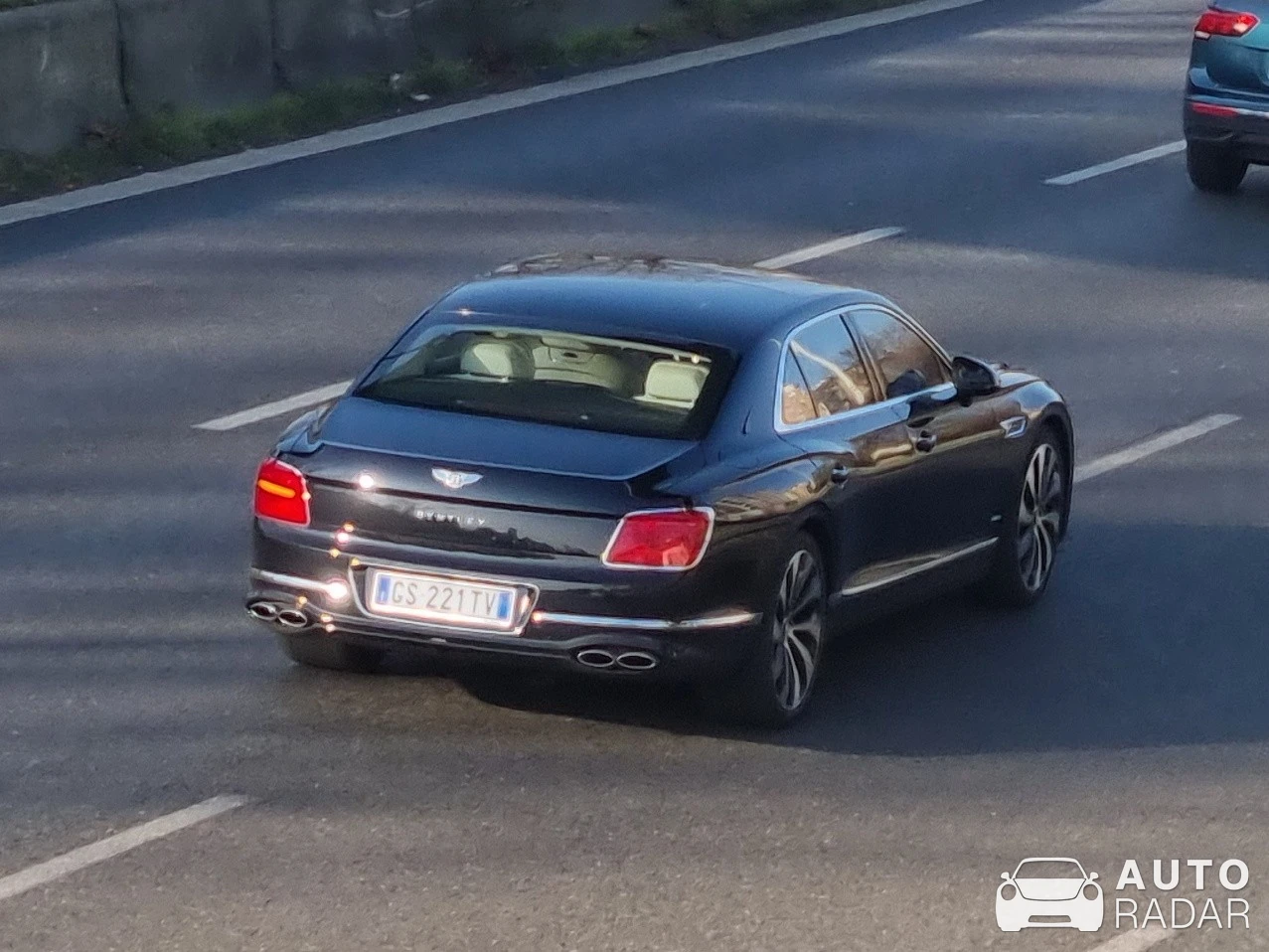 Bentley Flying Spur V8 2021 spotted in Milano