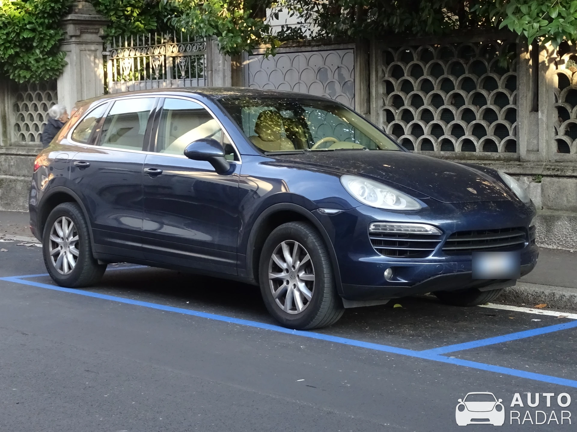 Porsche Cayenne spotted in Como, Italy