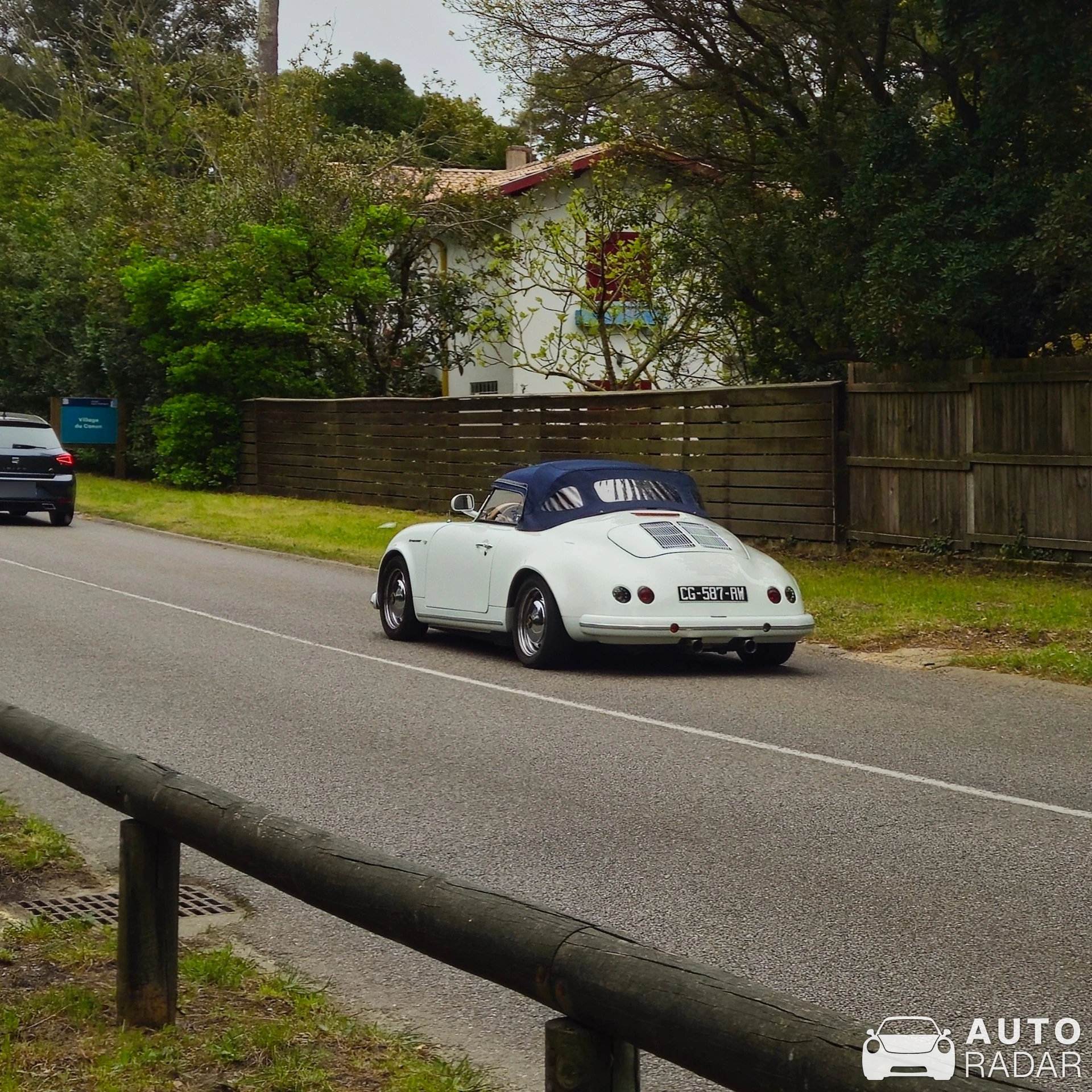 PGO Speedster spotted in Lège-Cap-Ferret