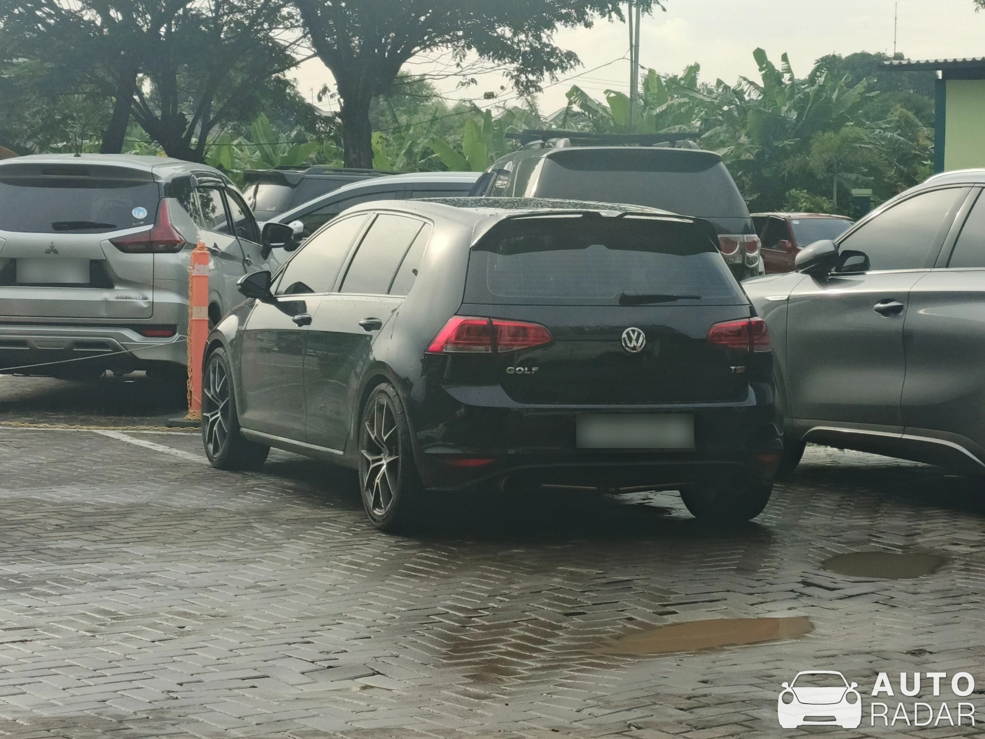 Volkswagen Golf R MkVII spotted in Karawang, Indonesia