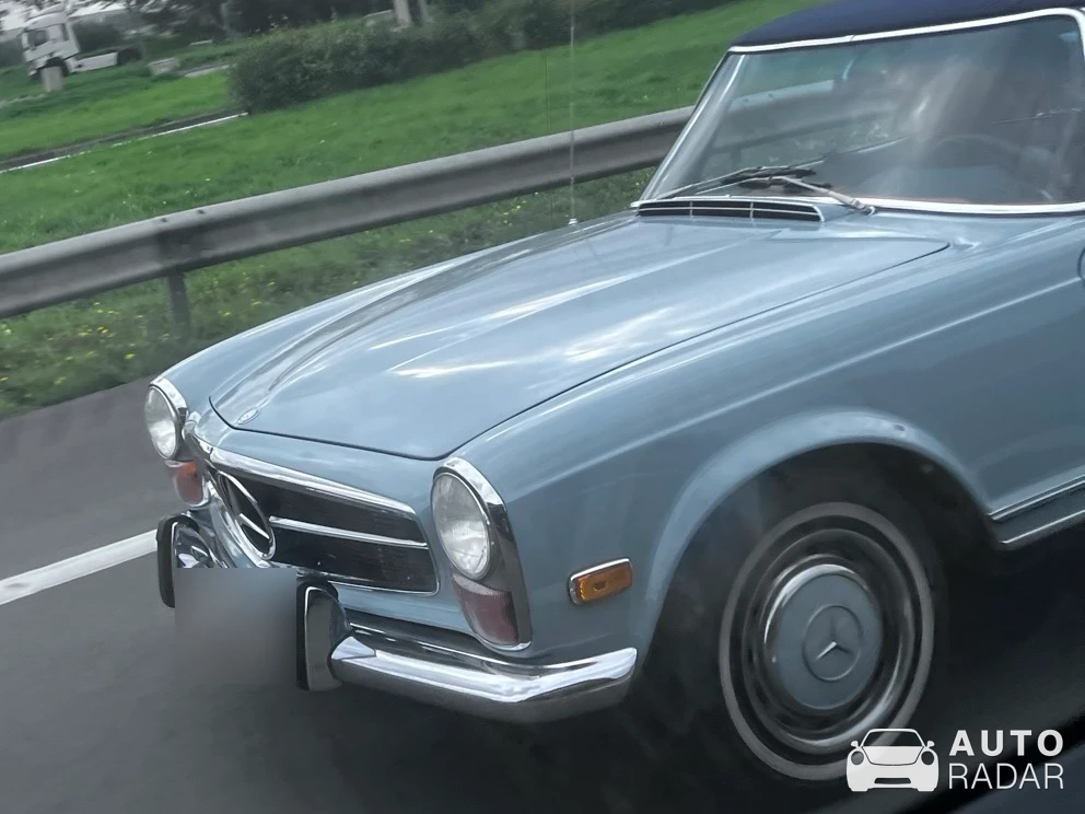 Mercedes-Benz 280SL spotted in Saint-Georges-sur-l'Aa