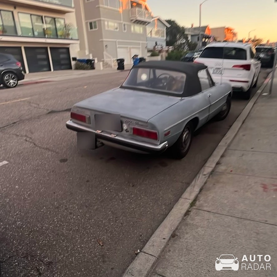 Alfa Romeo 2000 Spider Veloce spotted in Hermosa Beach, United States