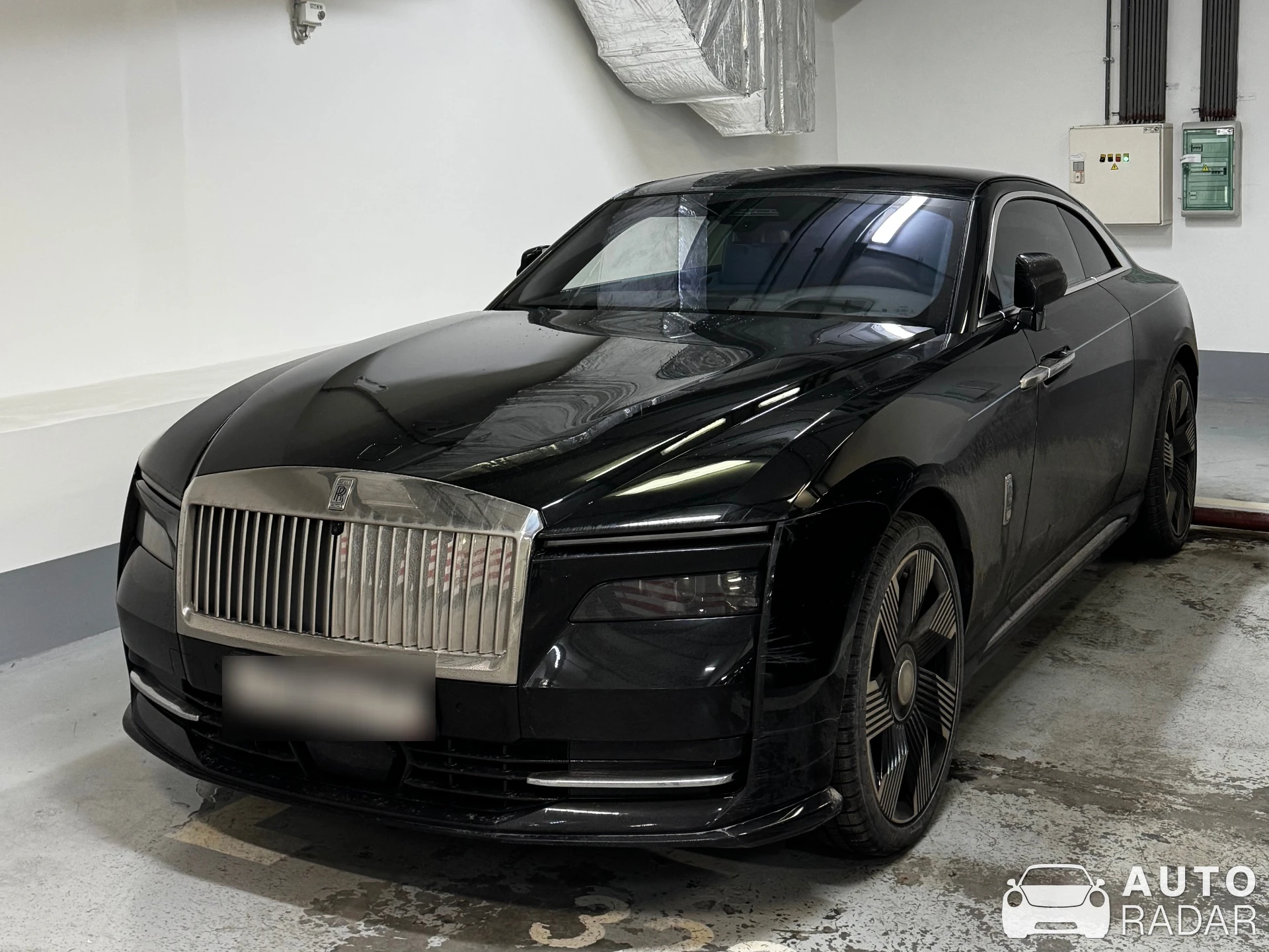 Rolls-Royce Spectre spotted in Москва, Россия