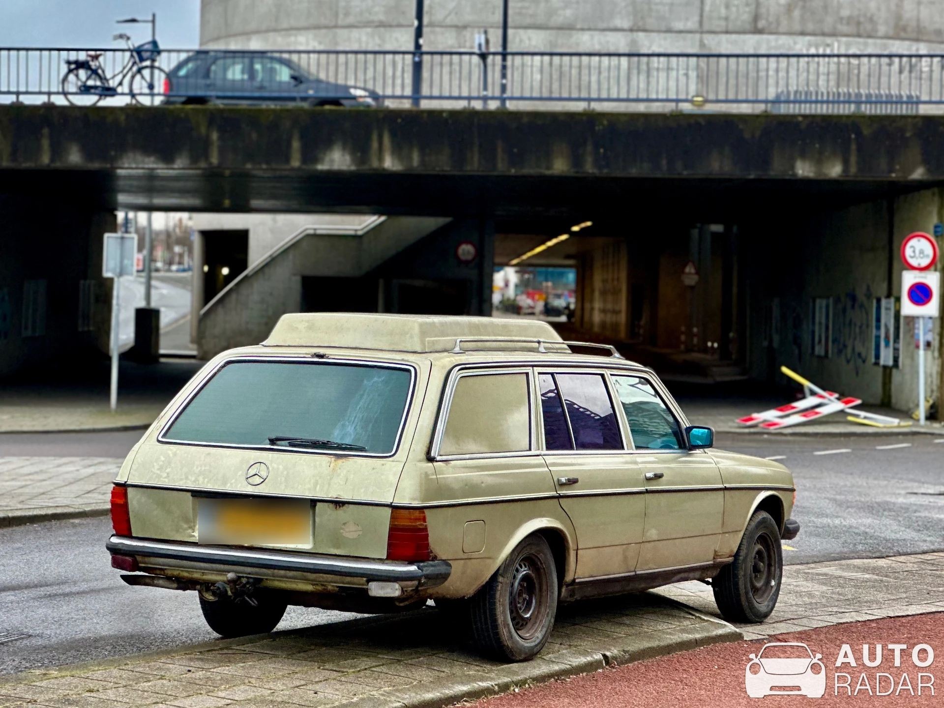Mercedes-Benz 300TD W123 spotted in Rotterdam