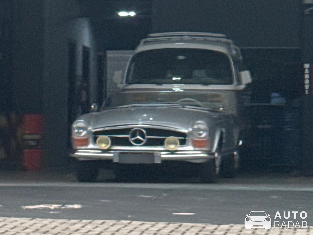 Mercedes-Benz 190 SL spotted in Urbanova, Brasil