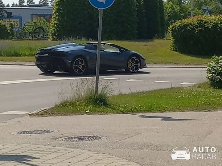 Lamborghini Huracán LP610-4 Spyder spotted in Växjö, Sweden