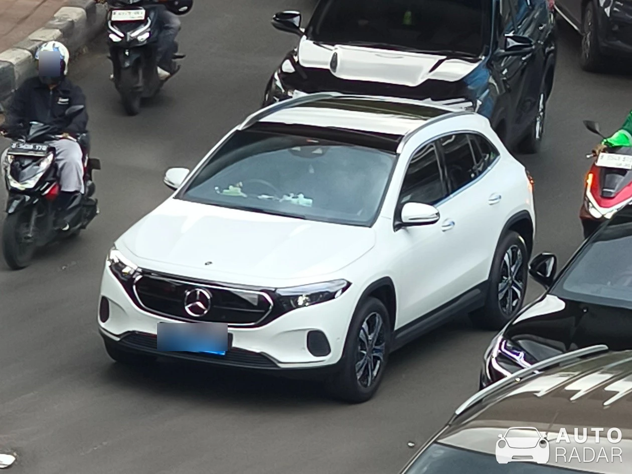 Mercedes-Benz EQA spotted in Jakarta