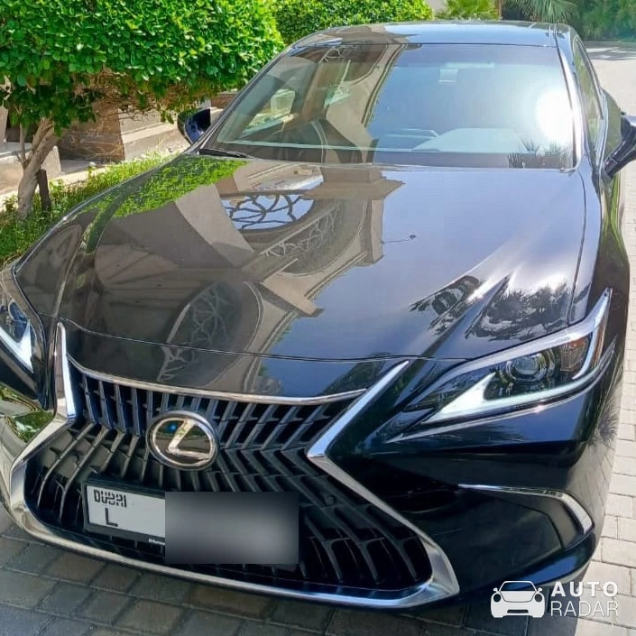 Lexus ES 300h spotted in Dubai