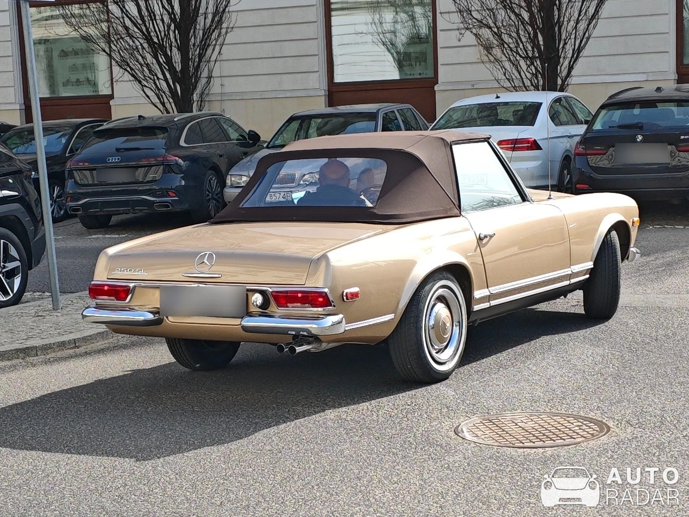 Mercedes-Benz 250SL spotted in Warszawa