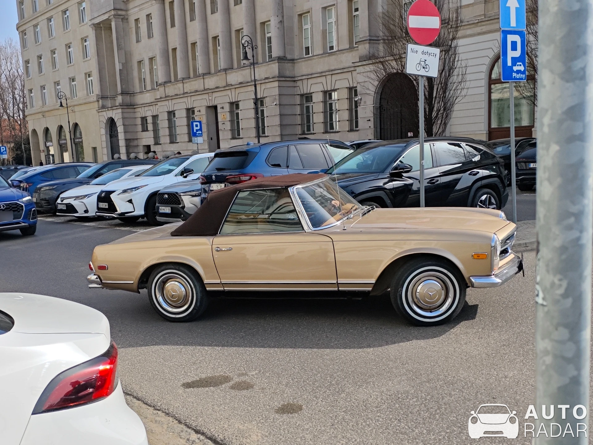 Mercedes-Benz 250SL spotted in Warszawa, Poland