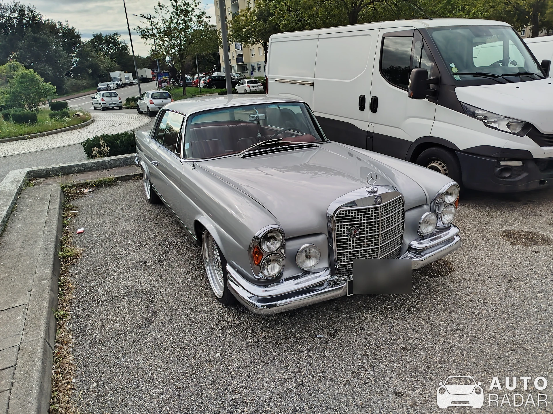 Mercedes-Benz 280 SE spotted in Saint-Priest, France