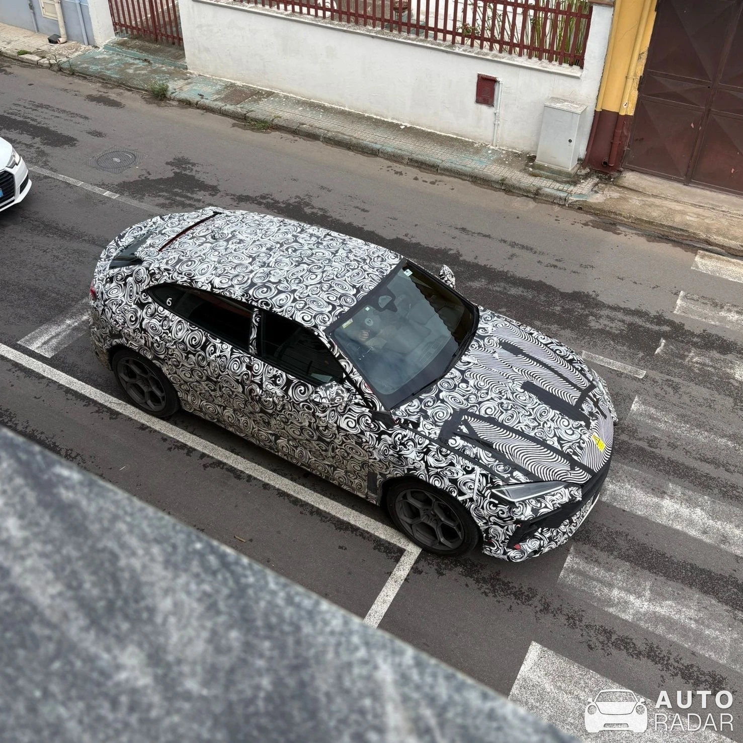 Lamborghini Urus SE Performante Mule spotted in Taranto