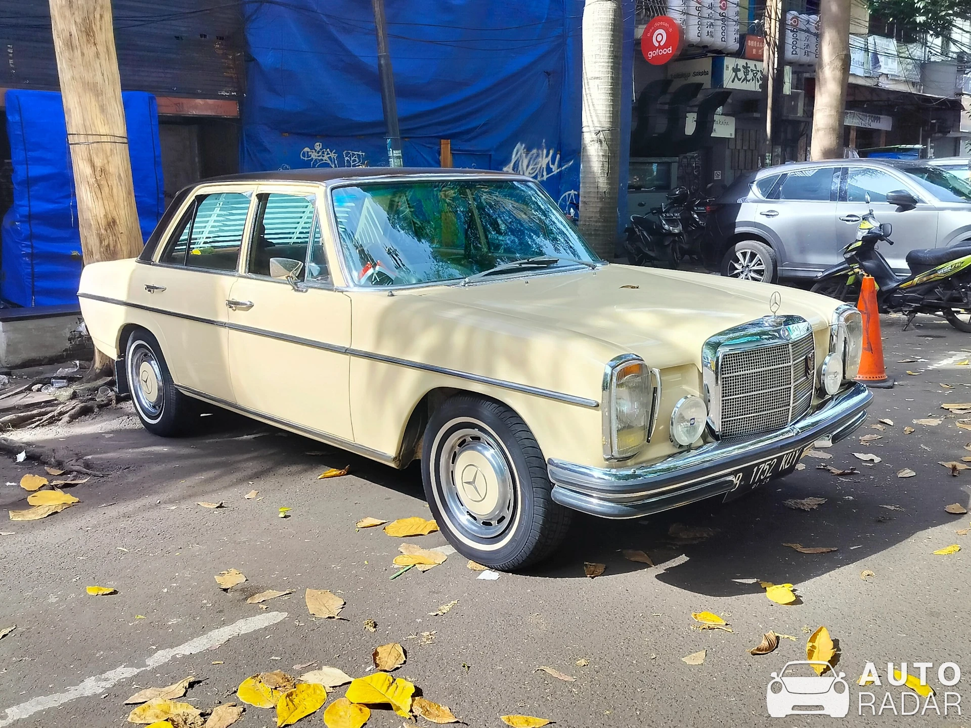 Mercedes-Benz 280 SE spotted in Kota Jakarta Selatan, Indonesia