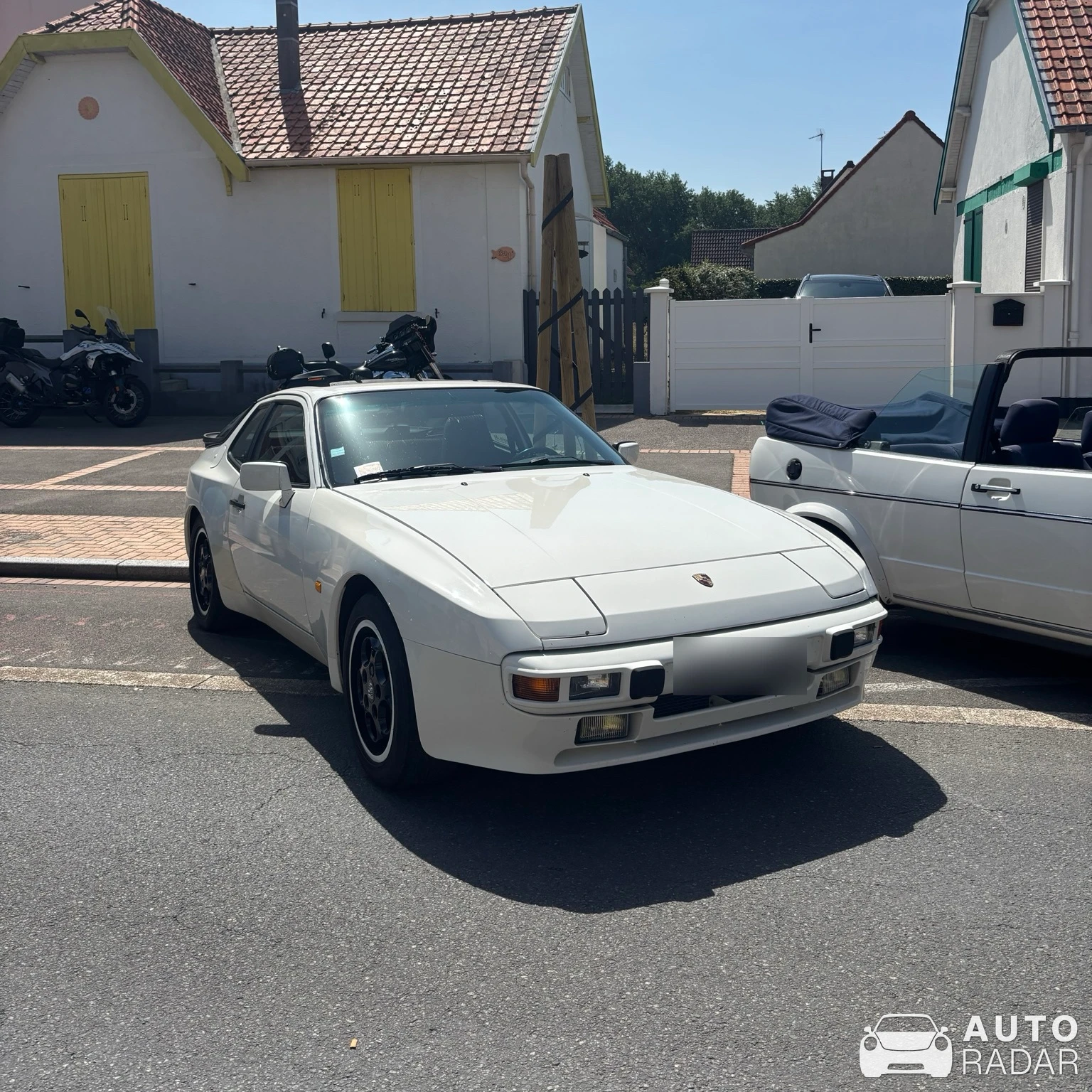 Porsche 944 S spotted in Fort-Mahon-Plage