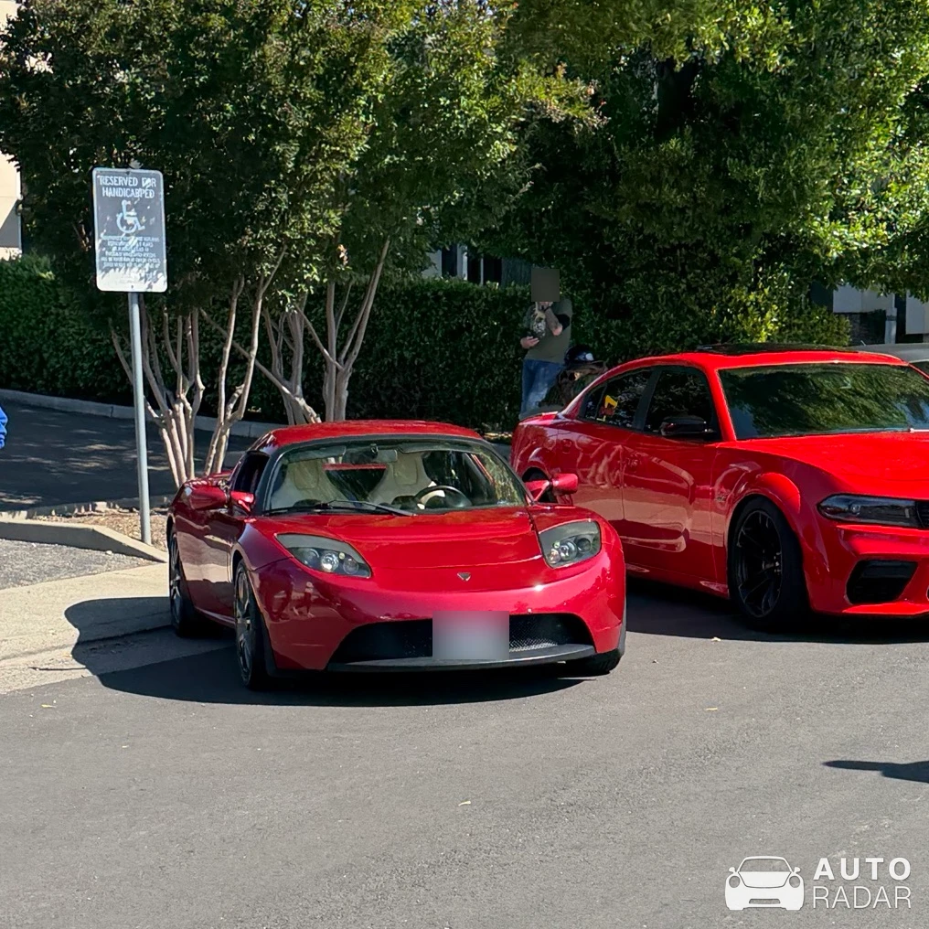 Tesla Roadster spotted in Sacramento