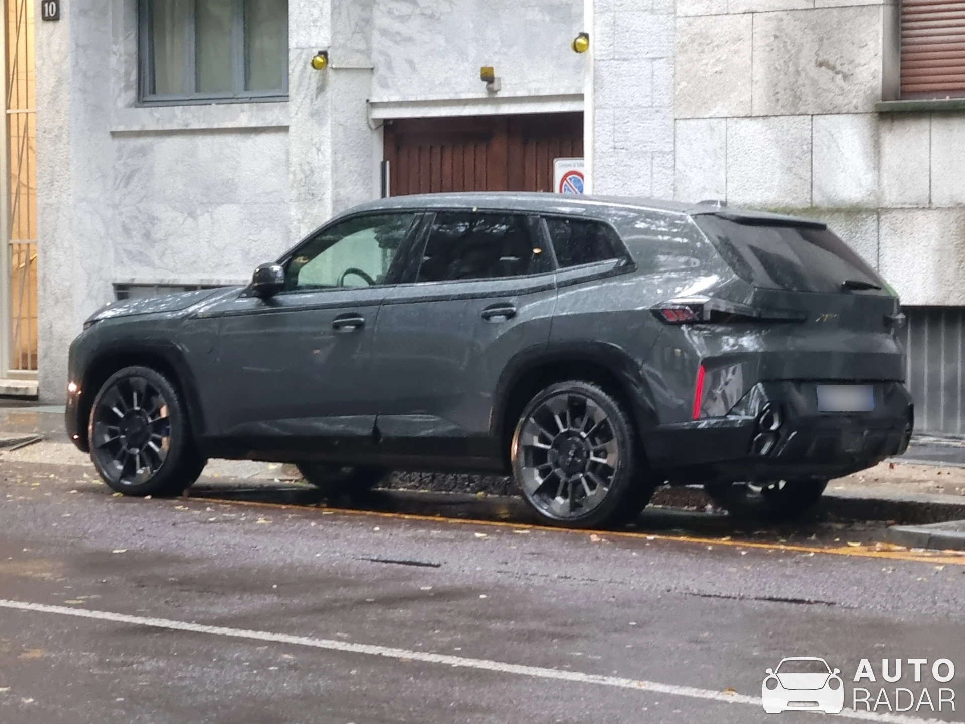 BMW XM G09 spotted in Milano, Italia