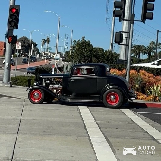 Ford 1933 spotted in El Segundo