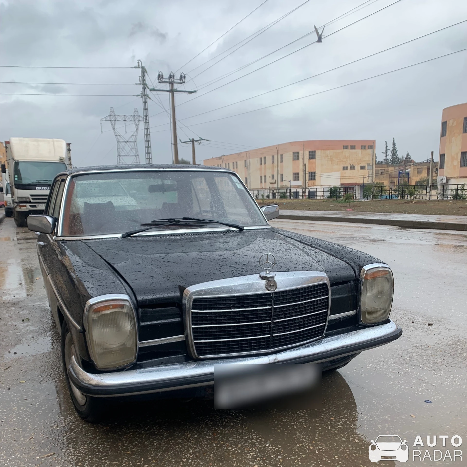 Mercedes-Benz 230E W123 spotted in Tazmalt, Algérie