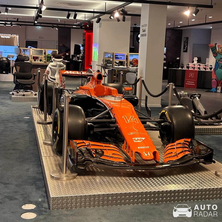 McLaren MCL32 spotted in Berlin