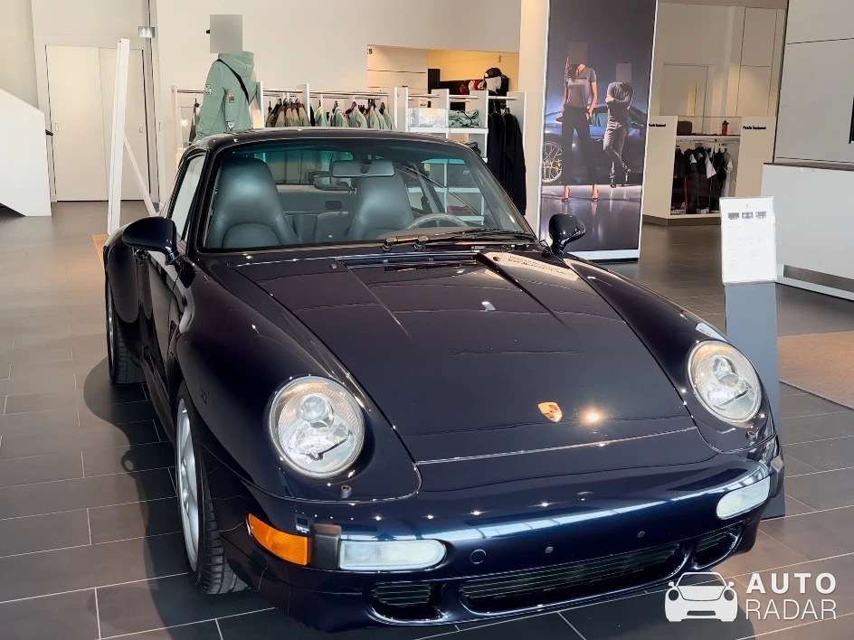 Porsche 993 Carrera S spotted in Montreal, Canada