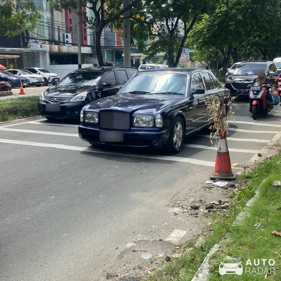 Bentley Arnage T spotted in Jakarta Utara