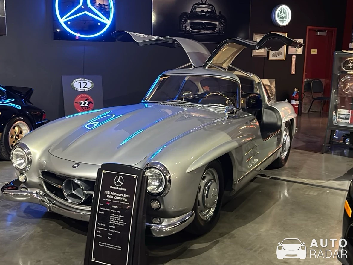 Mercedes-Benz 300SL Gullwing spotted in Phoenix, United States