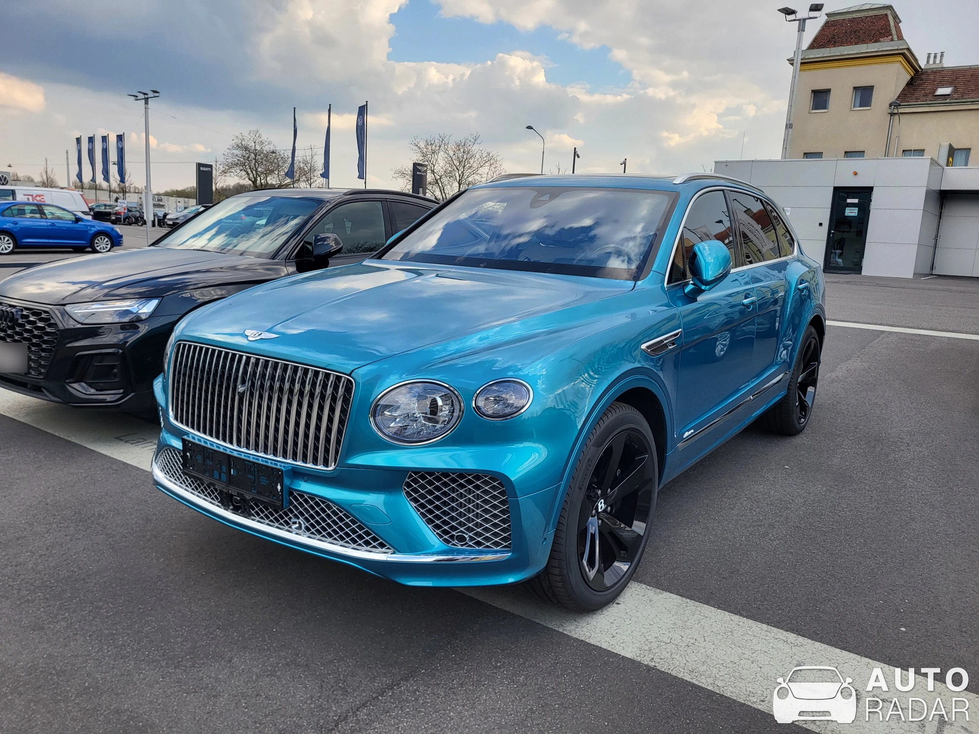 Bentley Bentayga Hybrid Azure spotted in Wien