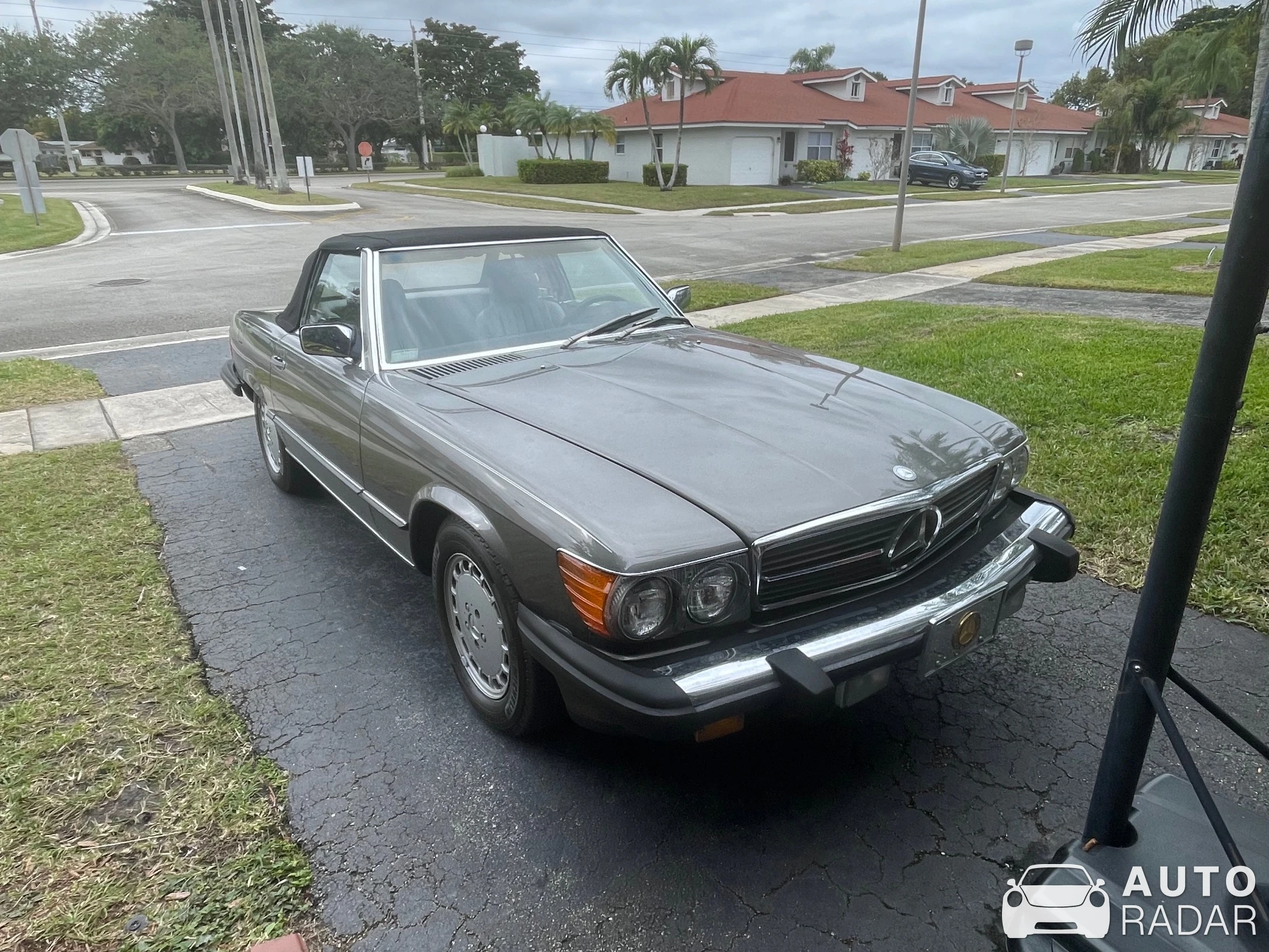 Mercedes-Benz 560 SL R107 spotted in Tamarac, United States