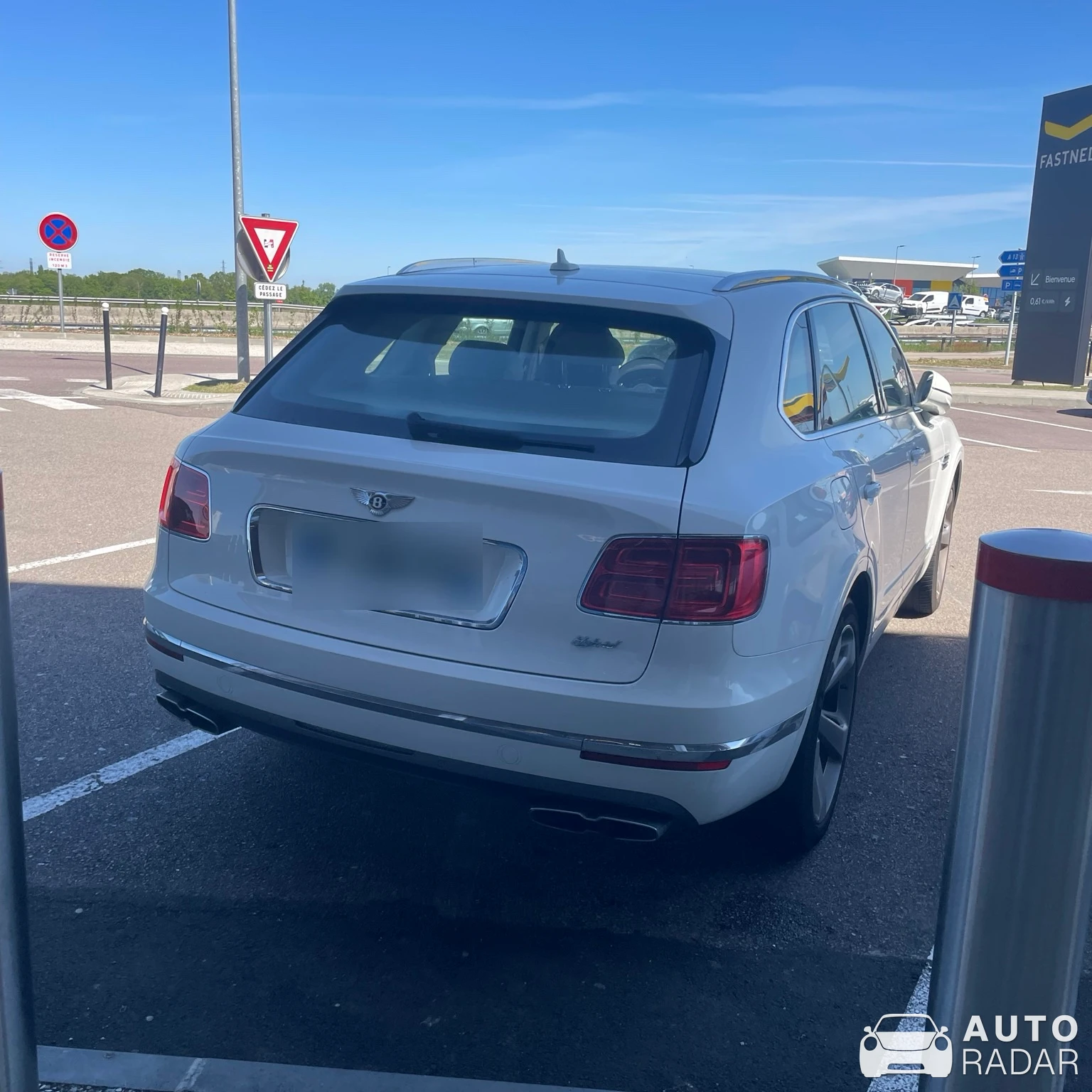 Bentley Bentayga Hybrid spotted in Bosgouet