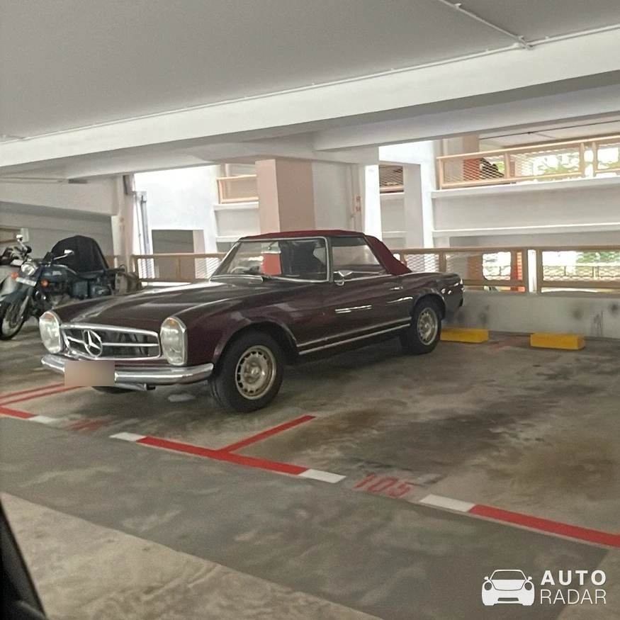 Mercedes-Benz 280 S spotted in Singapore