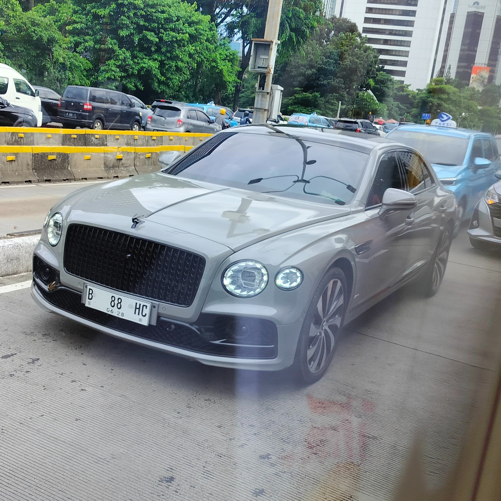 Bentley Flying Spur V8 Azure