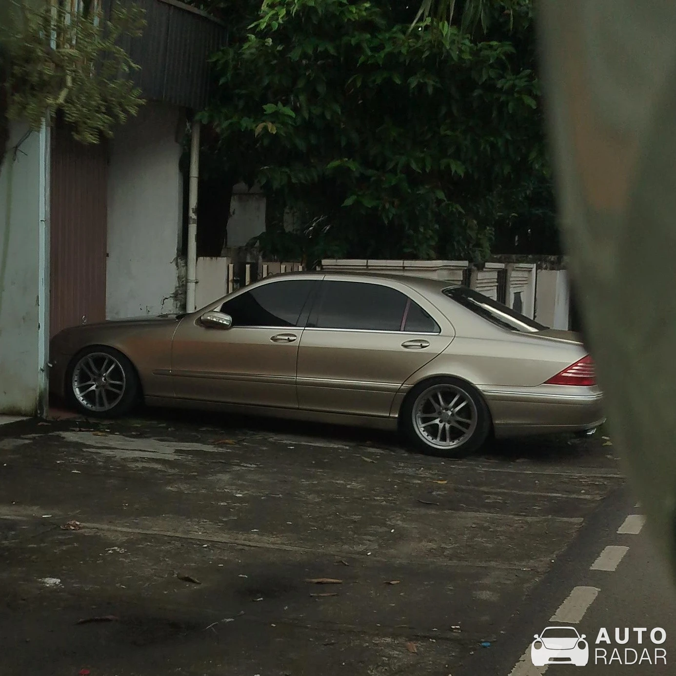 Mercedes-Benz S-Klasse W220 spotted in Jakarta